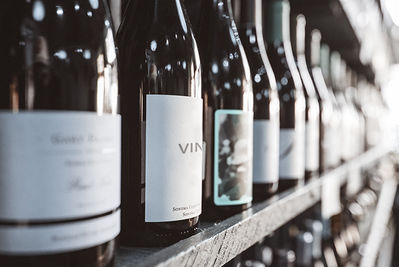Im Weinladen gibt es neben Weinen auch allerlei italienische Spezialitäten