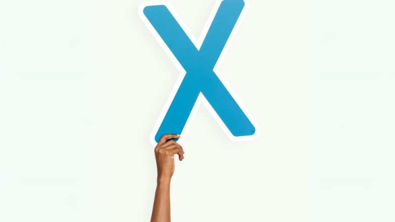 Hand hält ein großes X als Symbol für die elektronische X-Rechnung