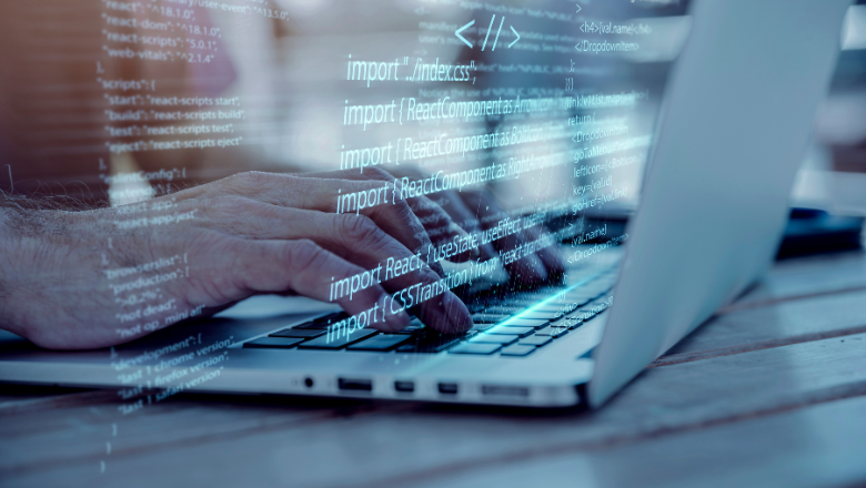 XML-Rechnung Programmiercode auf Laptop als Darstellung der strukturierten XML-Rechnung