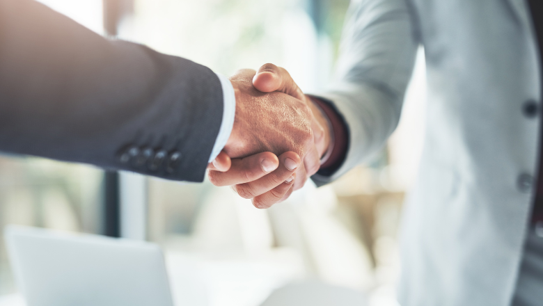 Zwei Geschäftspartner geben sich zur Gründung einer Gesellschaft bürgerlichen Rechts (GbR) die Hand – Symbol für Vertrauen und gemeinsamen Zweck.