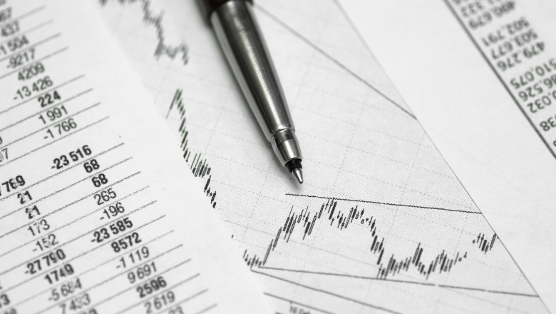 Aktiengesellschaft (AG) Nahaufnahme von Finanzunterlagen mit Zahlen, Kursverläufen und einem Kugelschreiber – Symbolbild für Aktiengesellschaft (AG) und Kapitalmarktentwicklung.
