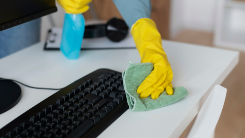 Betriebsausgaben Reinigung eines Schreibtischs im Büro, ein Beispiel für Betriebsausgaben für Arbeitsmittel und Dienstleistungen.