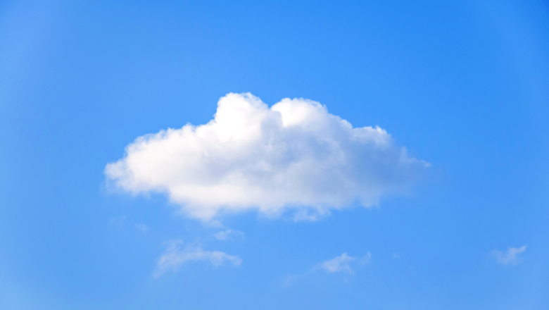 Weiße Wolke vor blauem Himmel – symbolisches Bild für moderne IT-Lösungen wie die Cloud in der Buchhaltung.