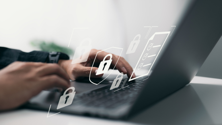 DSGVO Finger tippen auf Tastatur mit Datenschutzsymbolen – Visualisierung der Anforderungen der DSGVO bei der Datenverarbeitung.