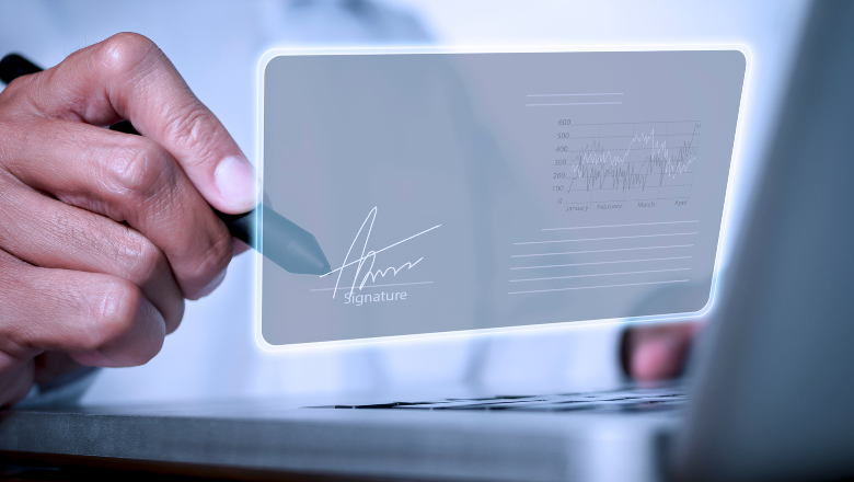 Digitale Unterschrift auf einem virtuellen Interface – symbolisiert den rechtsgültigen Einsatz der E-Signatur im Geschäftsalltag.
