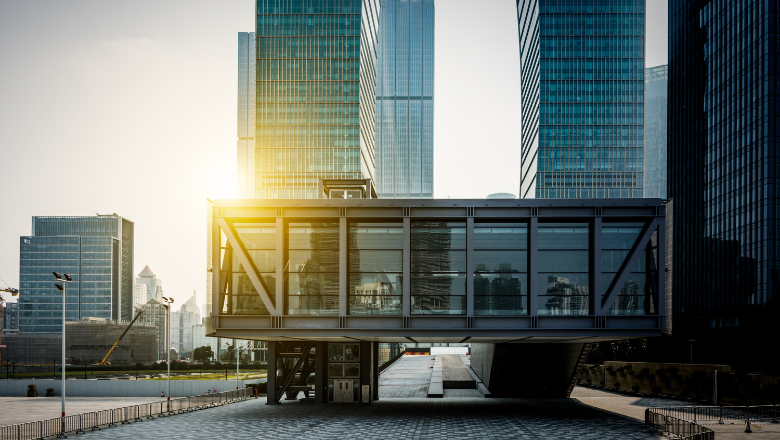 Modernes Bürogebäude im Sonnenlicht – steht symbolisch für Immobilienwerte und deren Gebäudeabschreibung.