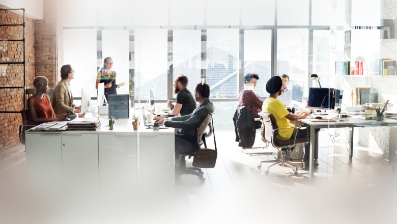 GmbH Moderne Büroszene mit mehreren Personen, die in Gruppen arbeiten oder präsentieren – typisches Arbeitsumfeld in einer GmbH mit kreativem Team, offenen Strukturen und digitalen Arbeitsplätzen.