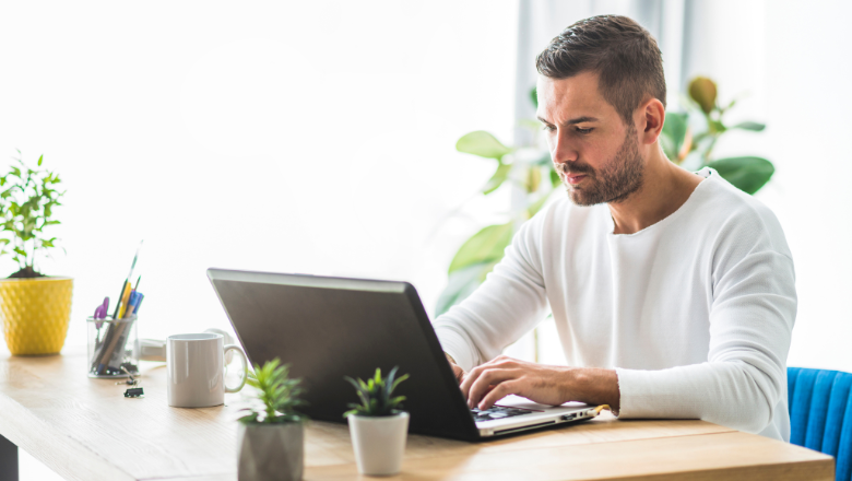 Unternehmer arbeitet am Laptop und beschäftigt sich mit der Körperschaftssteuer.