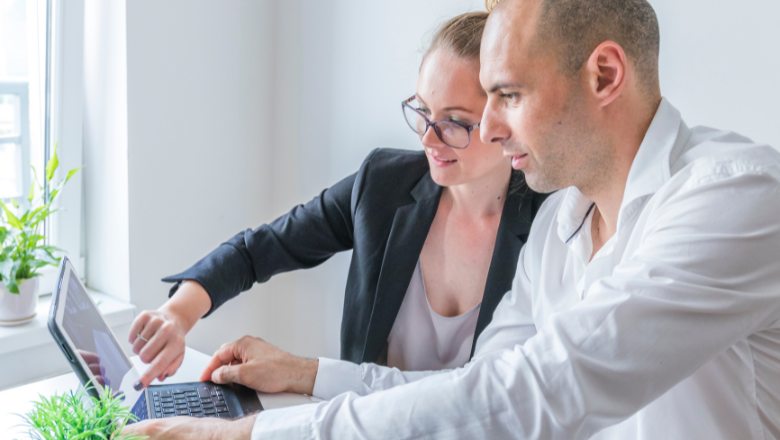 Zwei Personen arbeiten gemeinsam an einem Laptop – symbolisch für Software mit Mandantenfähigkeit.