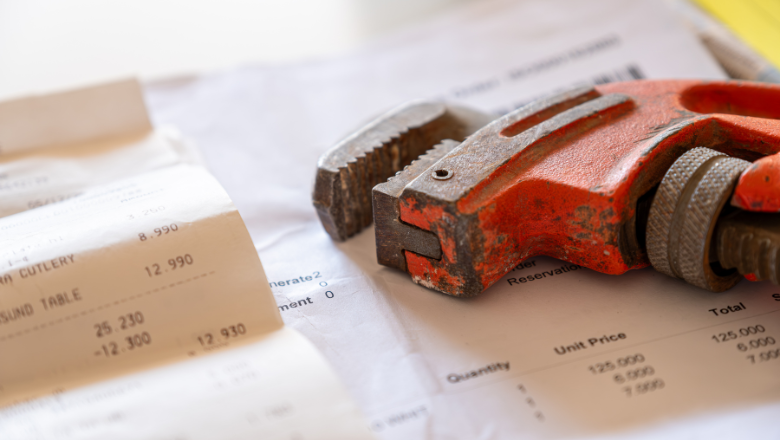 Werkzeug und Rechnungsunterlagen als Symbol für eine Schlussrechnung im Handwerk